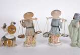 Quatro estatuetas de porcelana, sendo 2 represe... - Quatro estatuetas de porcelana, sendo 2 representando casal com balanças nas costas com peixes e legumes em policromia Seizan e 2 representando ...
