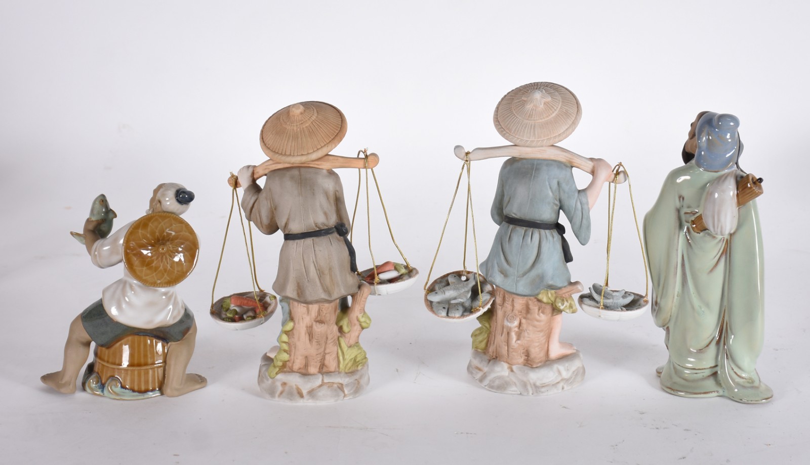 Quatro estatuetas de porcelana, sendo 2 representando casal com... - foto 2 de 8