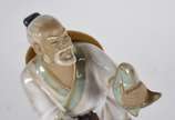 Quatro estatuetas de porcelana, sendo 2 represe... - Quatro estatuetas de porcelana, sendo 2 representando casal com balanças nas costas com peixes e legumes em policromia Seizan e 2 representando ...