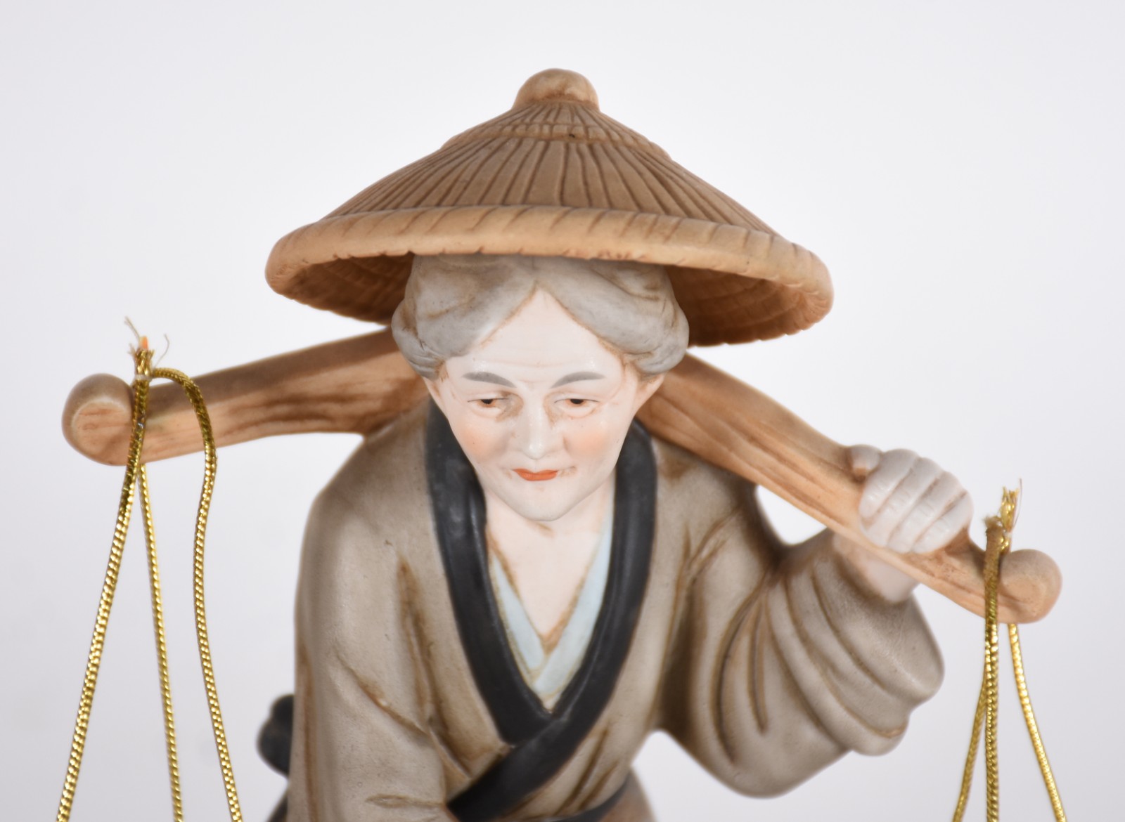 Quatro estatuetas de porcelana, sendo 2 representando casal com... - foto 4 de 8