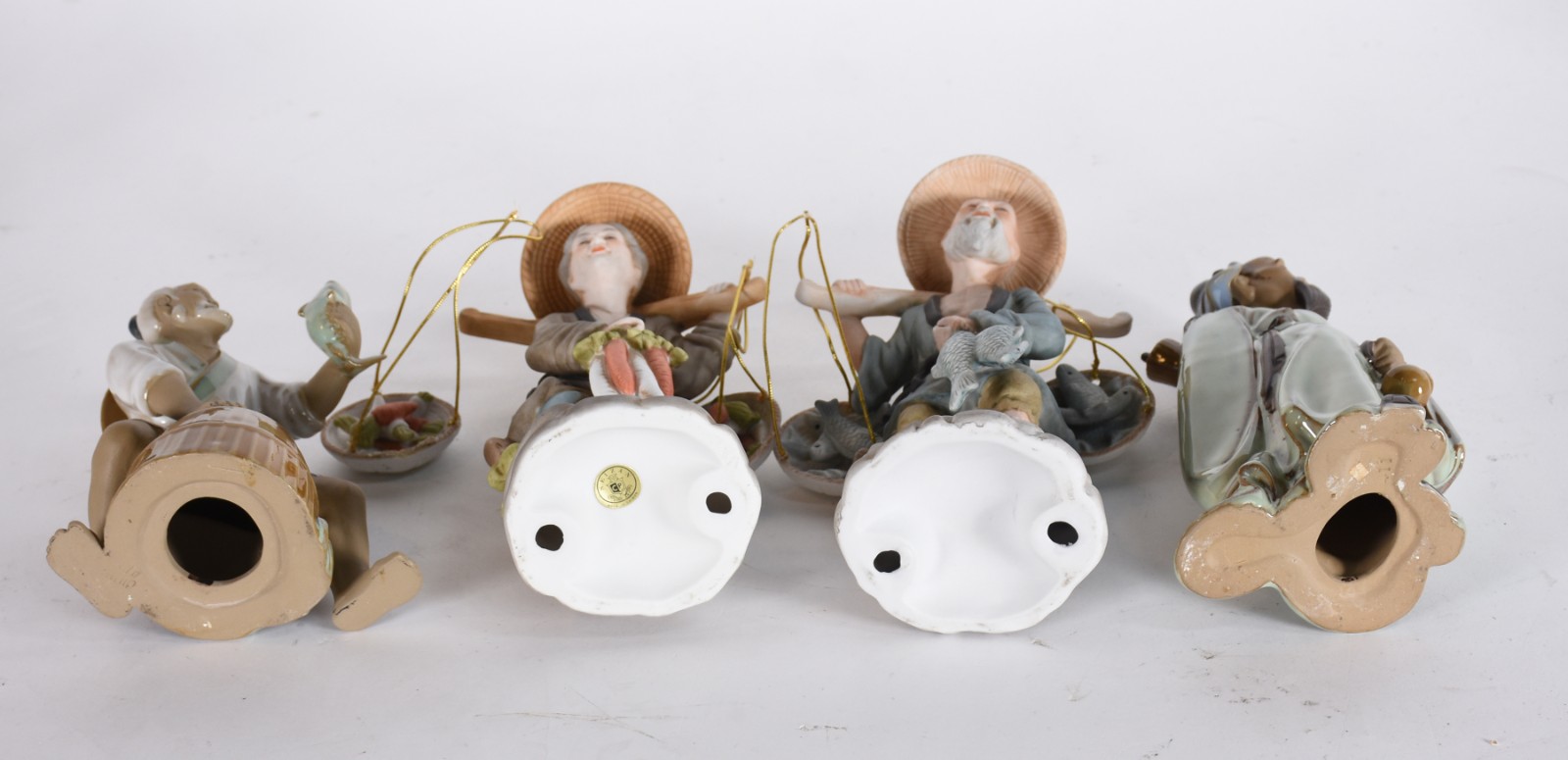 Quatro estatuetas de porcelana, sendo 2 representando casal com... - foto 7 de 8