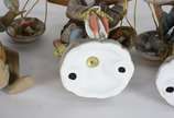Quatro estatuetas de porcelana, sendo 2 represe... - Quatro estatuetas de porcelana, sendo 2 representando casal com balanças nas costas com peixes e legumes em policromia Seizan e 2 representando ...