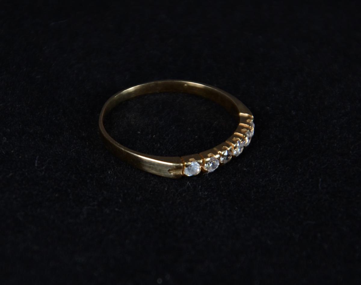 Meia aliança de ouro 18 k e brilhantes. Peso Total: 1,7 g. Medida: 19 - foto 2 de 2