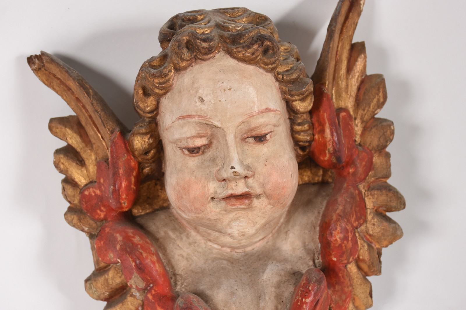 Cabeça de anjo de madeira policromada, século XIX. - foto 2 de 4