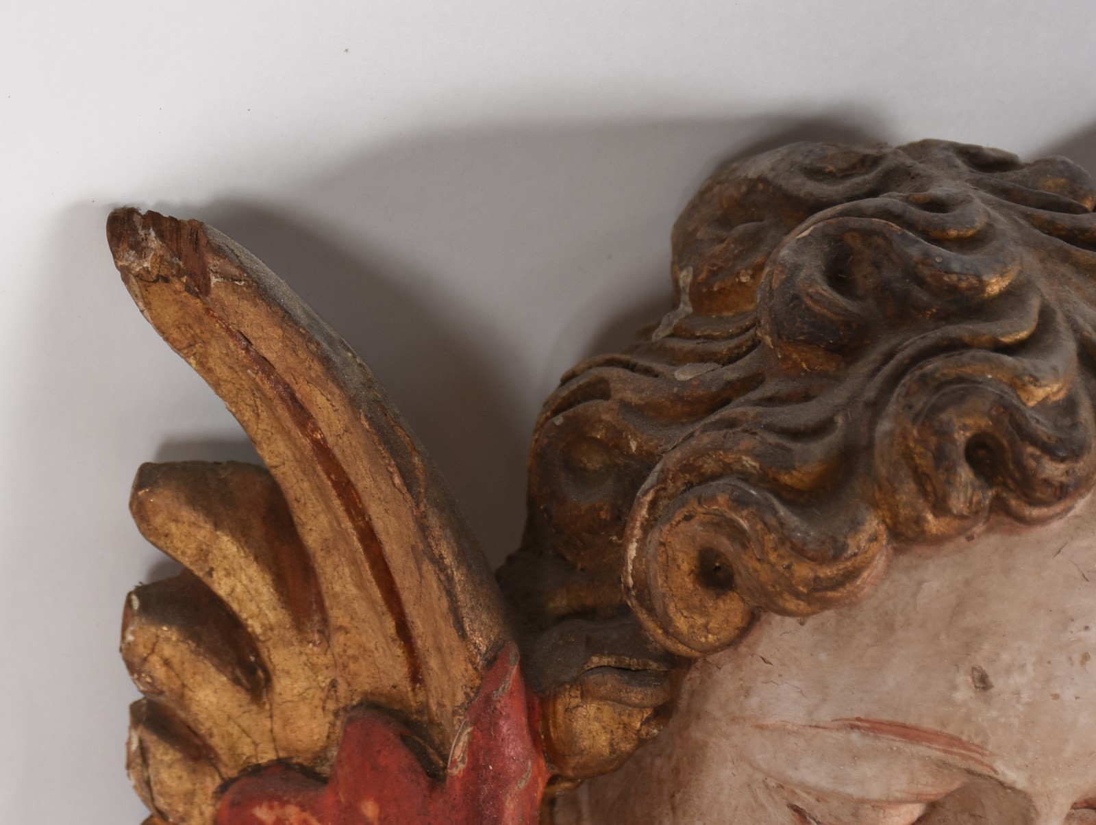 Cabeça de anjo de madeira policromada, século XIX. - foto 3 de 4