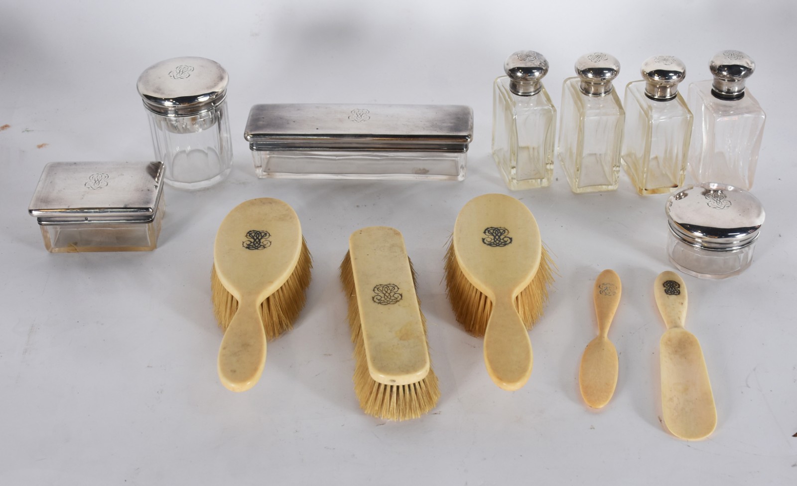 Conjunto para toilette de prata, marfim e cristal, composto de: três... - foto 1 de 8