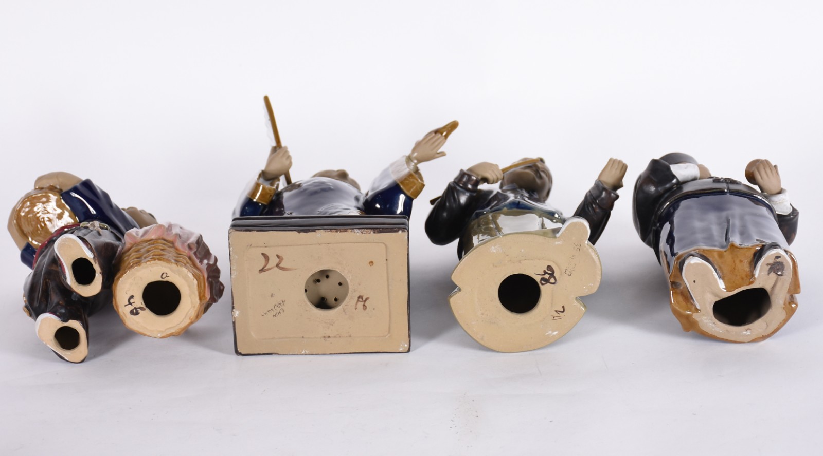 Quatro figuras de porcelana oriental policromada, alguns defeitos e... - foto 8 de 10