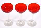 Três cálices para vinho de pé alto de vidro na ... - Três cálices para vinho de pé alto de vidro na cor vermelha.