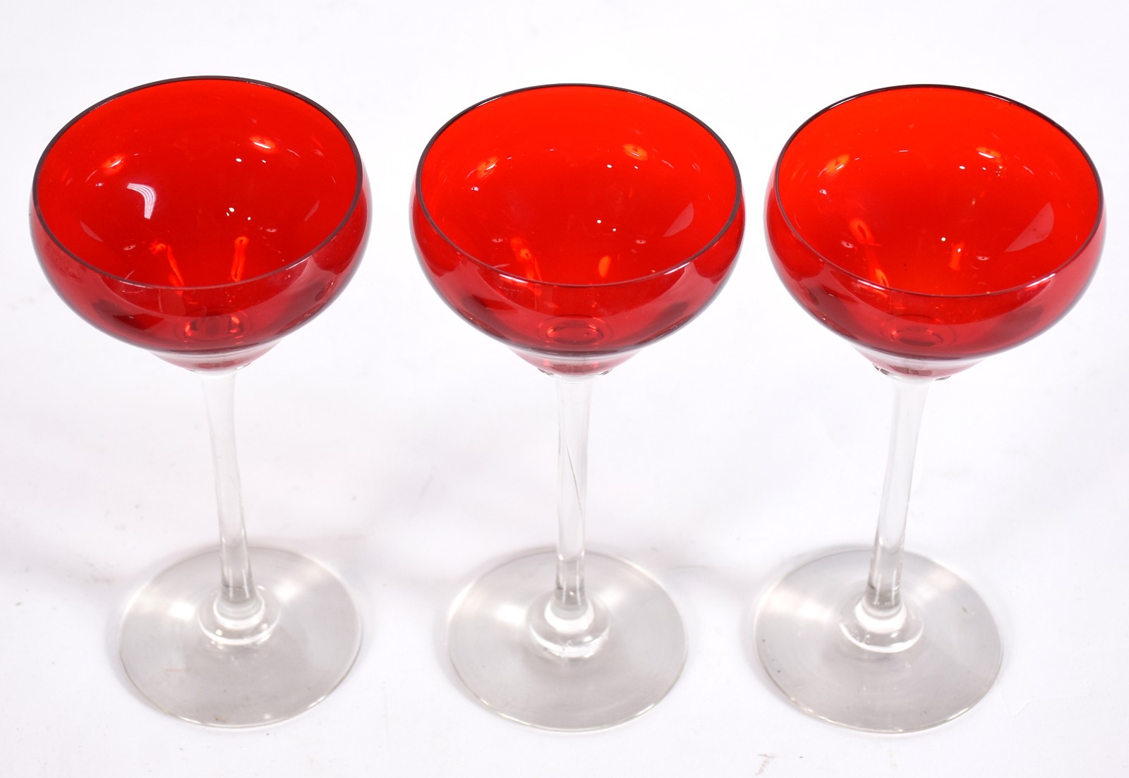 Três cálices para vinho de pé alto de vidro na cor vermelha. - foto 2 de 2