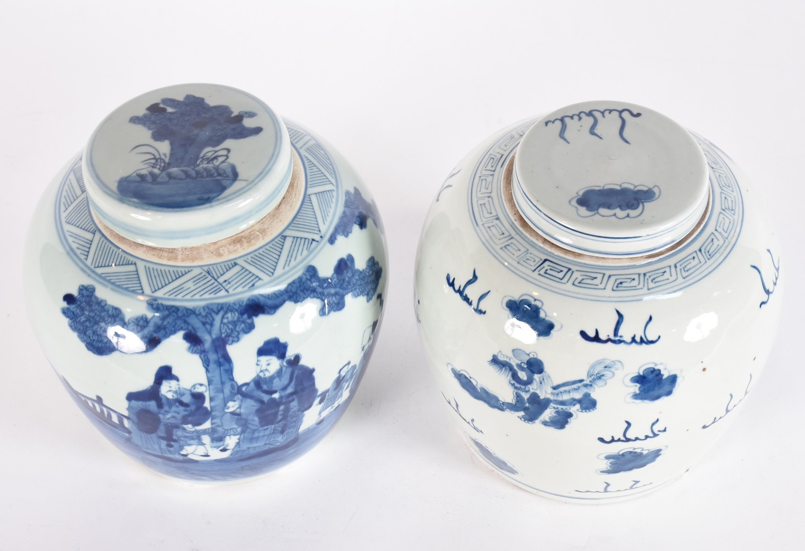 Dois potiches de porcelana chinesa em tons de azul. - foto 2 de 4