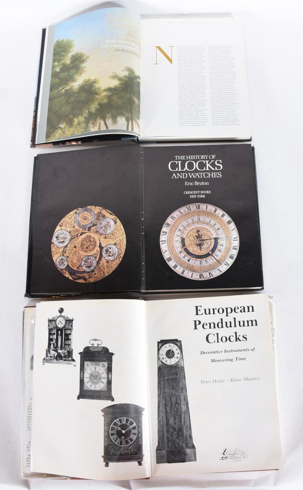 Três livros: A) The History Clocks And Watches - Eric Bruton B)... - foto 2 de 8