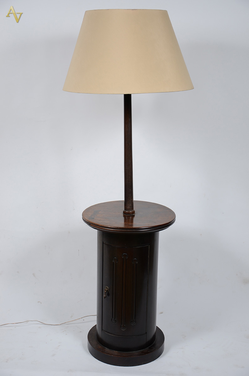 Mesa/coluna de madeira nobre, com uma porta, abatjour acoplado... - foto 1 de 2