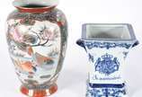 Dois vasos de porcelana oriental, sendo um deco... - Dois vasos de porcelana oriental, sendo um decorado com aves e flores em policromia e outro feitio quadrangular nas cores azul e branco .