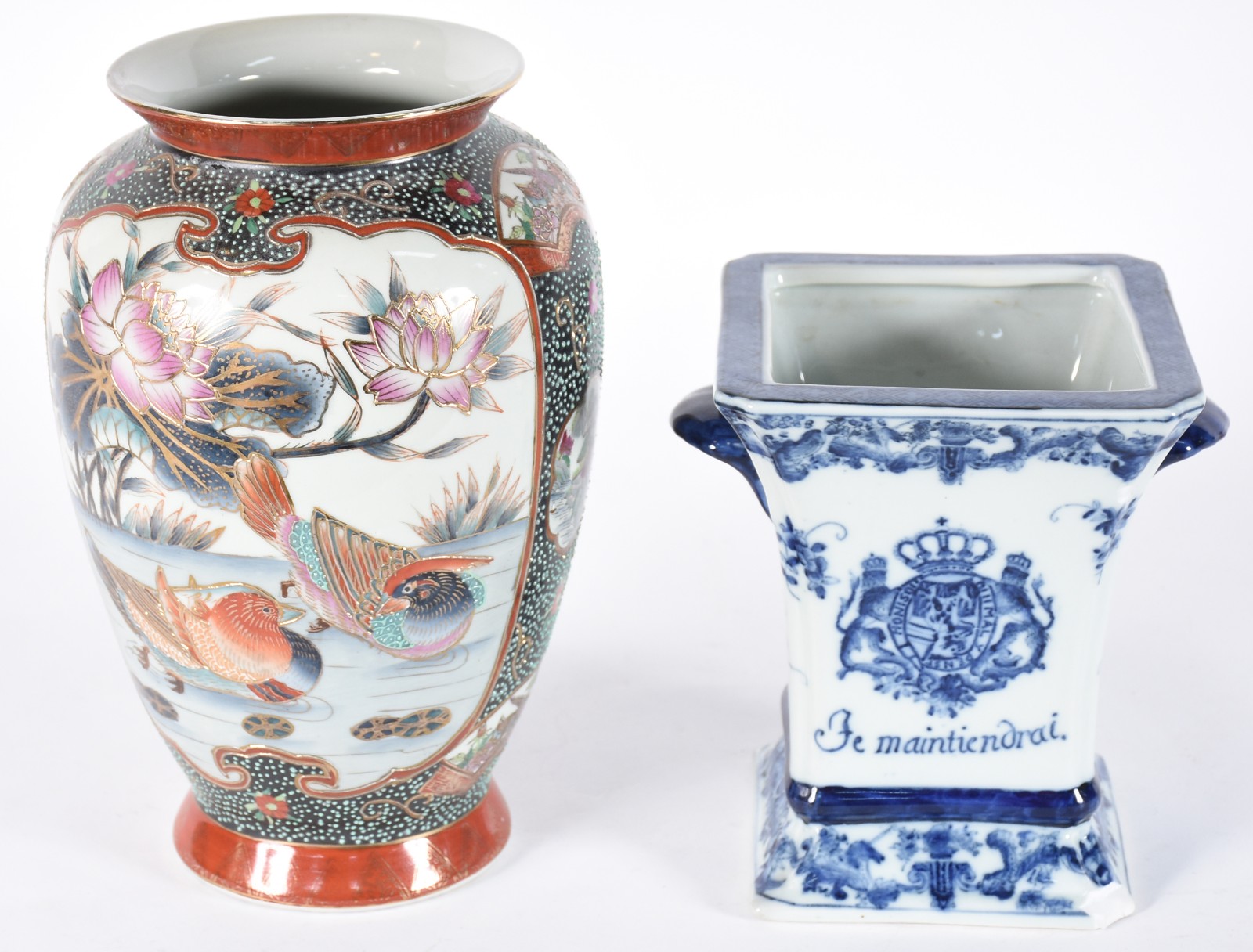 Dois vasos de porcelana oriental, sendo um decorado com aves e flores... - foto 1 de 6