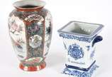 Dois vasos de porcelana oriental, sendo um deco... - Dois vasos de porcelana oriental, sendo um decorado com aves e flores em policromia e outro feitio quadrangular nas cores azul e branco .