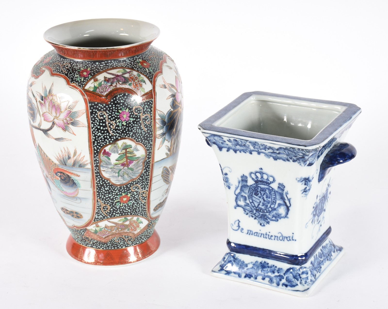 Dois vasos de porcelana oriental, sendo um decorado com aves e flores... - foto 2 de 6