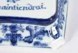 Dois vasos de porcelana oriental, sendo um deco... - Dois vasos de porcelana oriental, sendo um decorado com aves e flores em policromia e outro feitio quadrangular nas cores azul e branco .