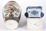 Dois vasos de porcelana oriental, sendo um deco... - Dois vasos de porcelana oriental, sendo um decorado com aves e flores em policromia e outro feitio quadrangular nas cores azul e branco .