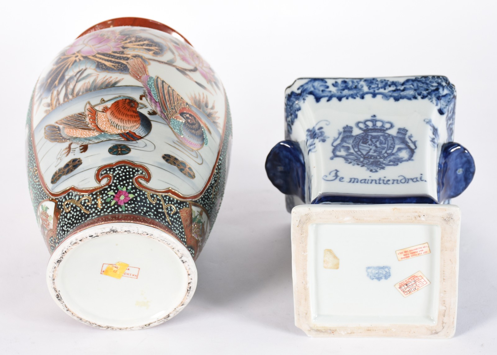 Dois vasos de porcelana oriental, sendo um decorado com aves e flores... - foto 4 de 6