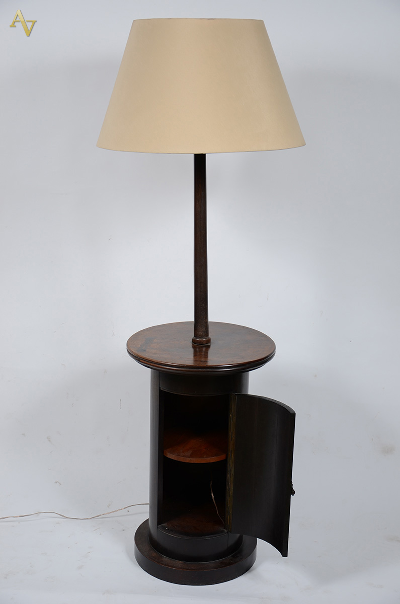 Mesa/coluna de madeira nobre, com uma porta, abatjour acoplado... - foto 2 de 2