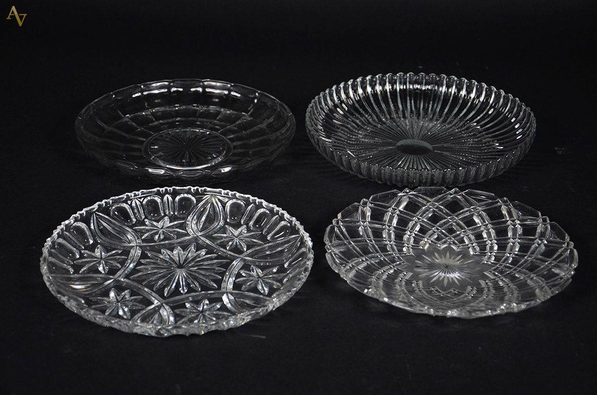 Quatro pratos para bolo com lapidações diversas, diam. de 26 a 28 cm.