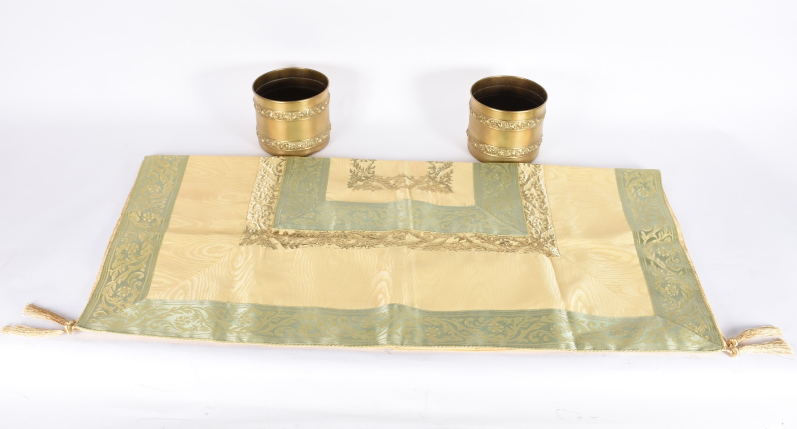 Kit composto de: toalha de mesa bordado dupla face e par de cachepots... - foto 1 de 6