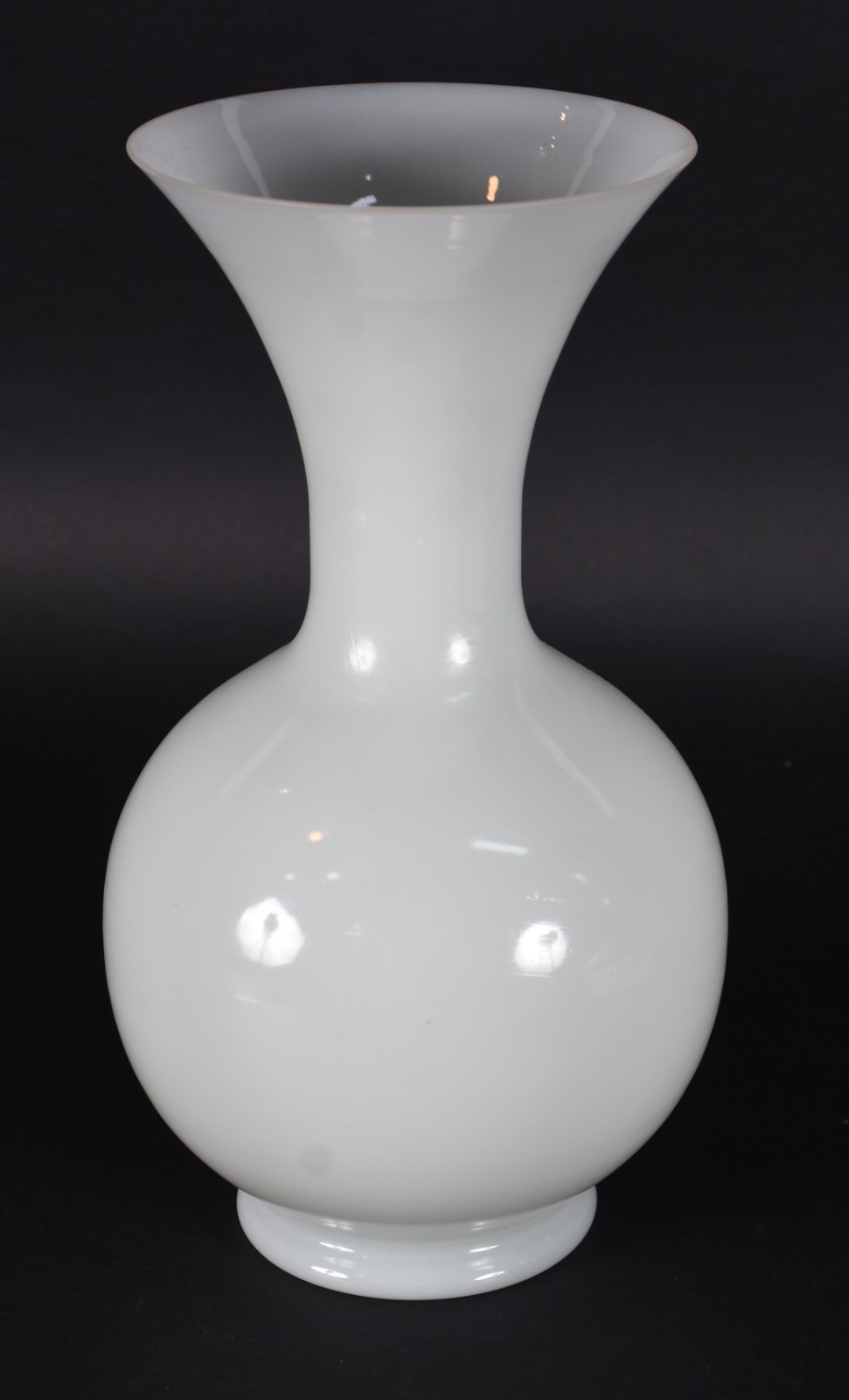 Vaso de opalina branca. - foto 1 de 4