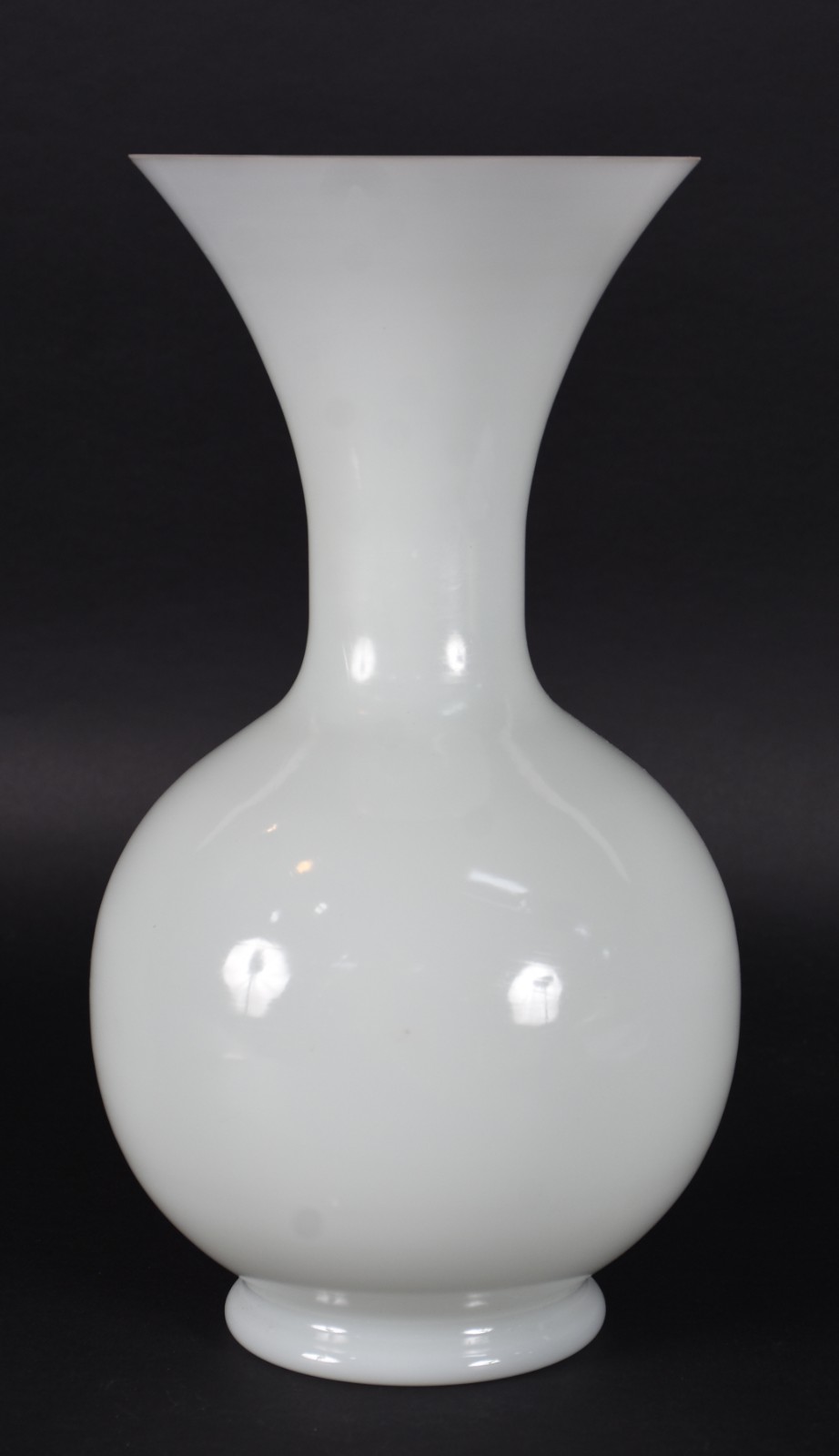 Vaso de opalina branca. - foto 2 de 4