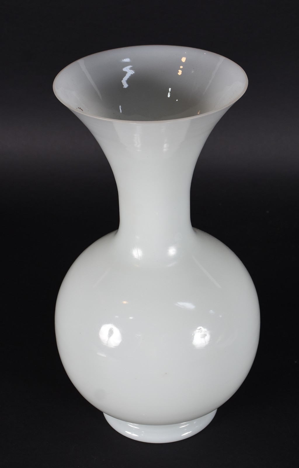 Vaso de opalina branca. - foto 3 de 4