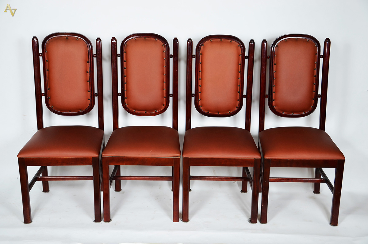 Conjunto de quatro cadeiras em mogno (todas com pequenos lascados) - foto 1 de 2