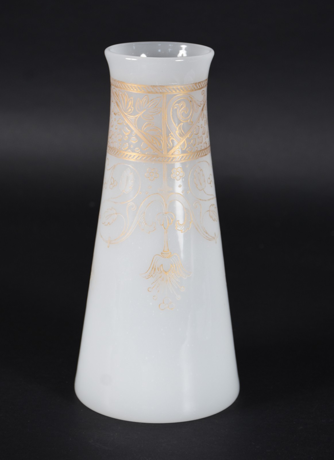 Vaso de opalina branca com guirlandas douradas. - foto 1 de 4