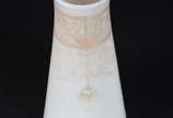 Vaso de opalina branca com guirlandas douradas. - Vaso de opalina branca com guirlandas douradas.