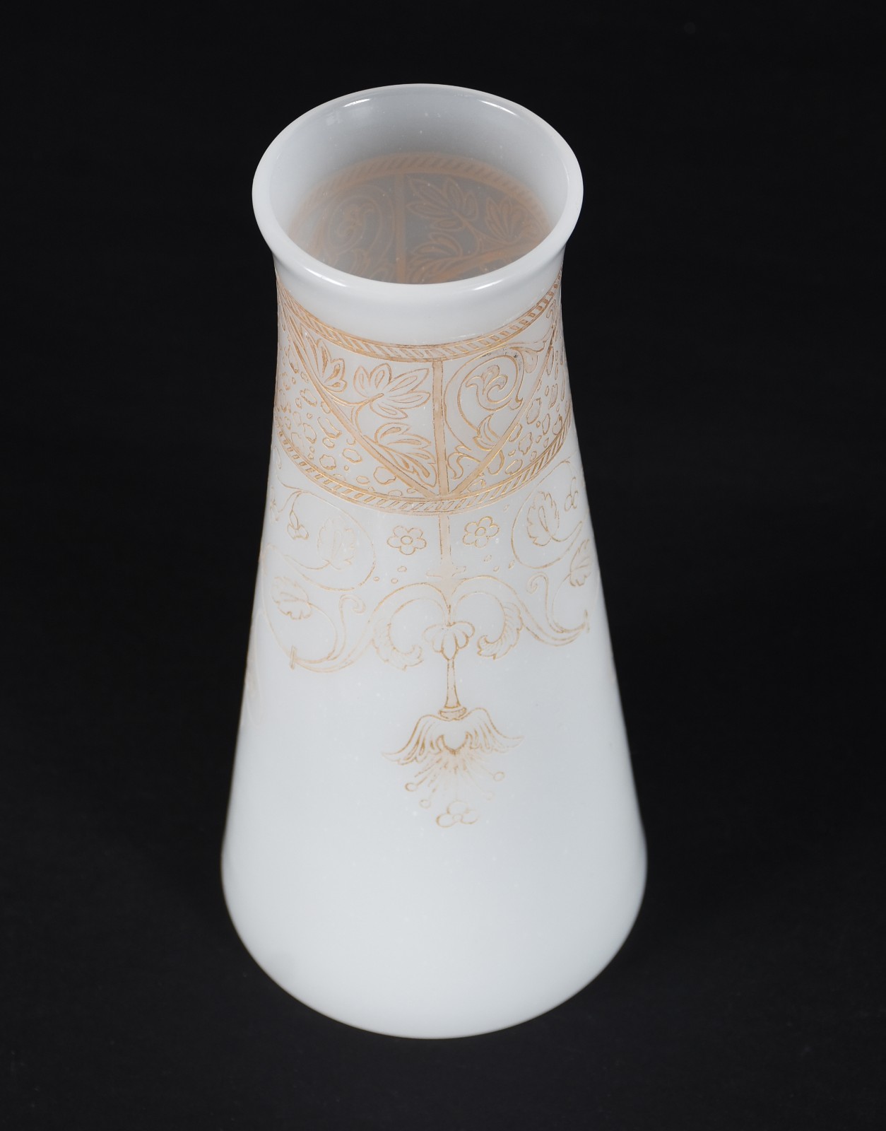 Vaso de opalina branca com guirlandas douradas. - foto 2 de 4