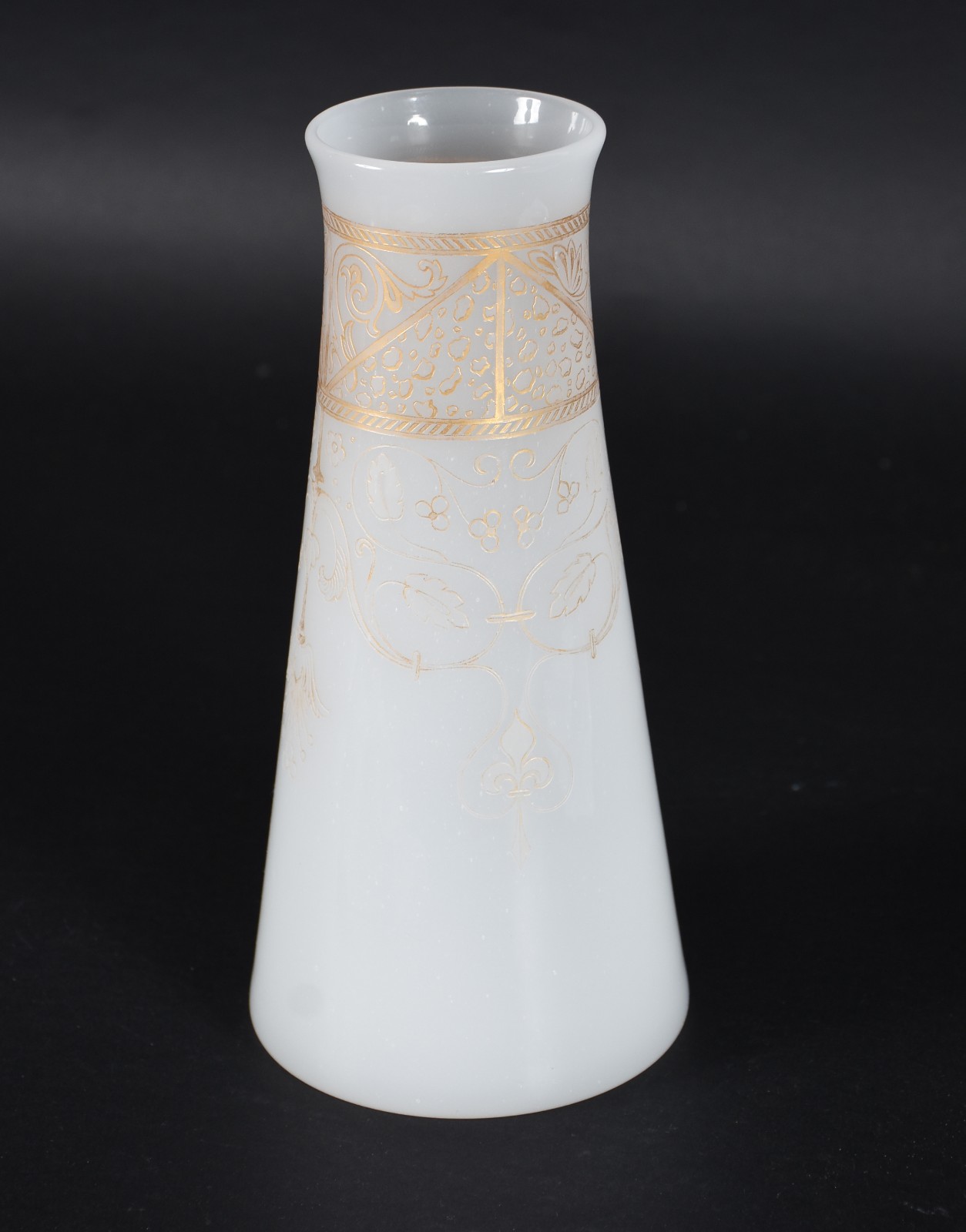Vaso de opalina branca com guirlandas douradas. - foto 3 de 4