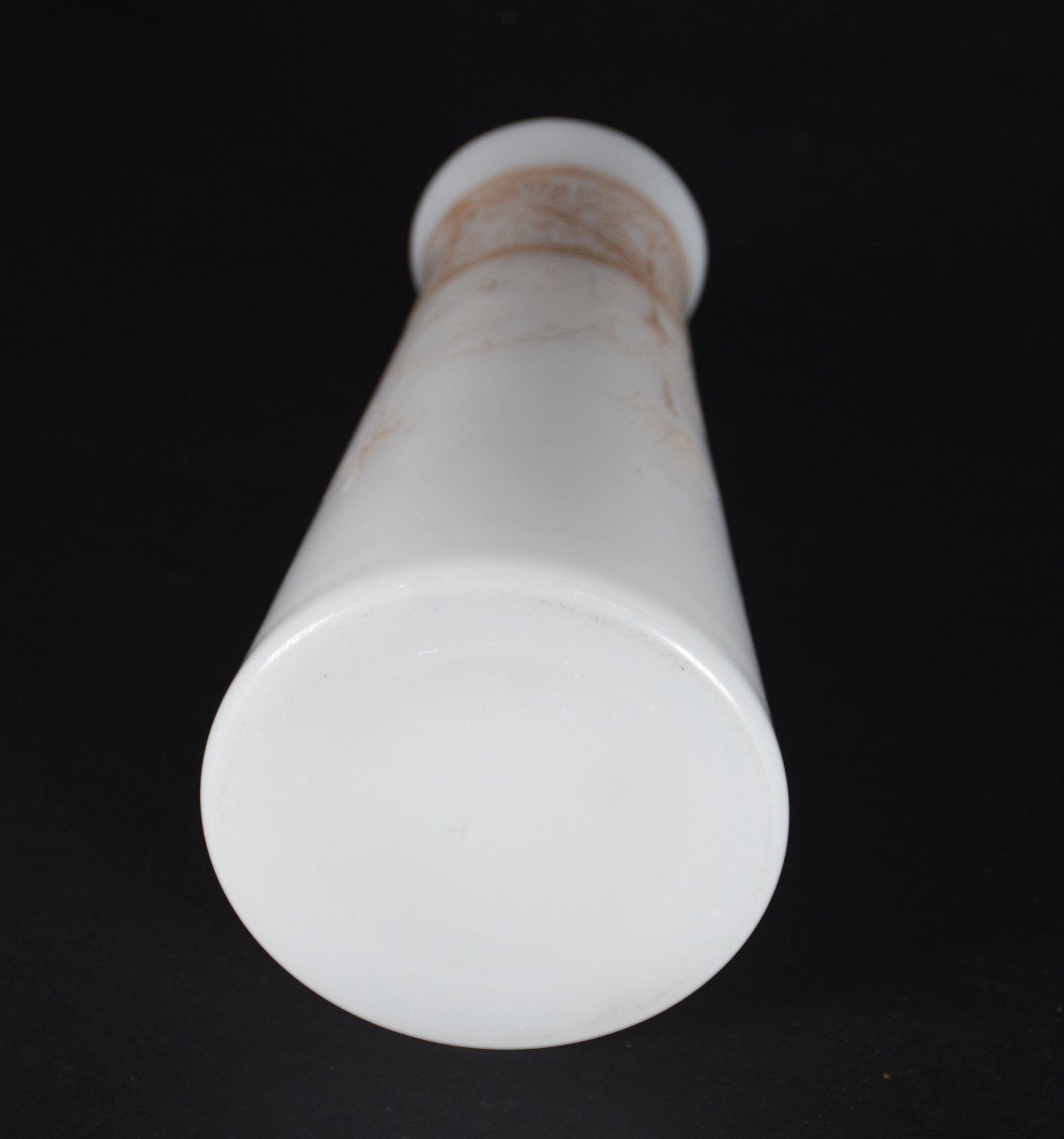 Vaso de opalina branca com guirlandas douradas. - foto 4 de 4