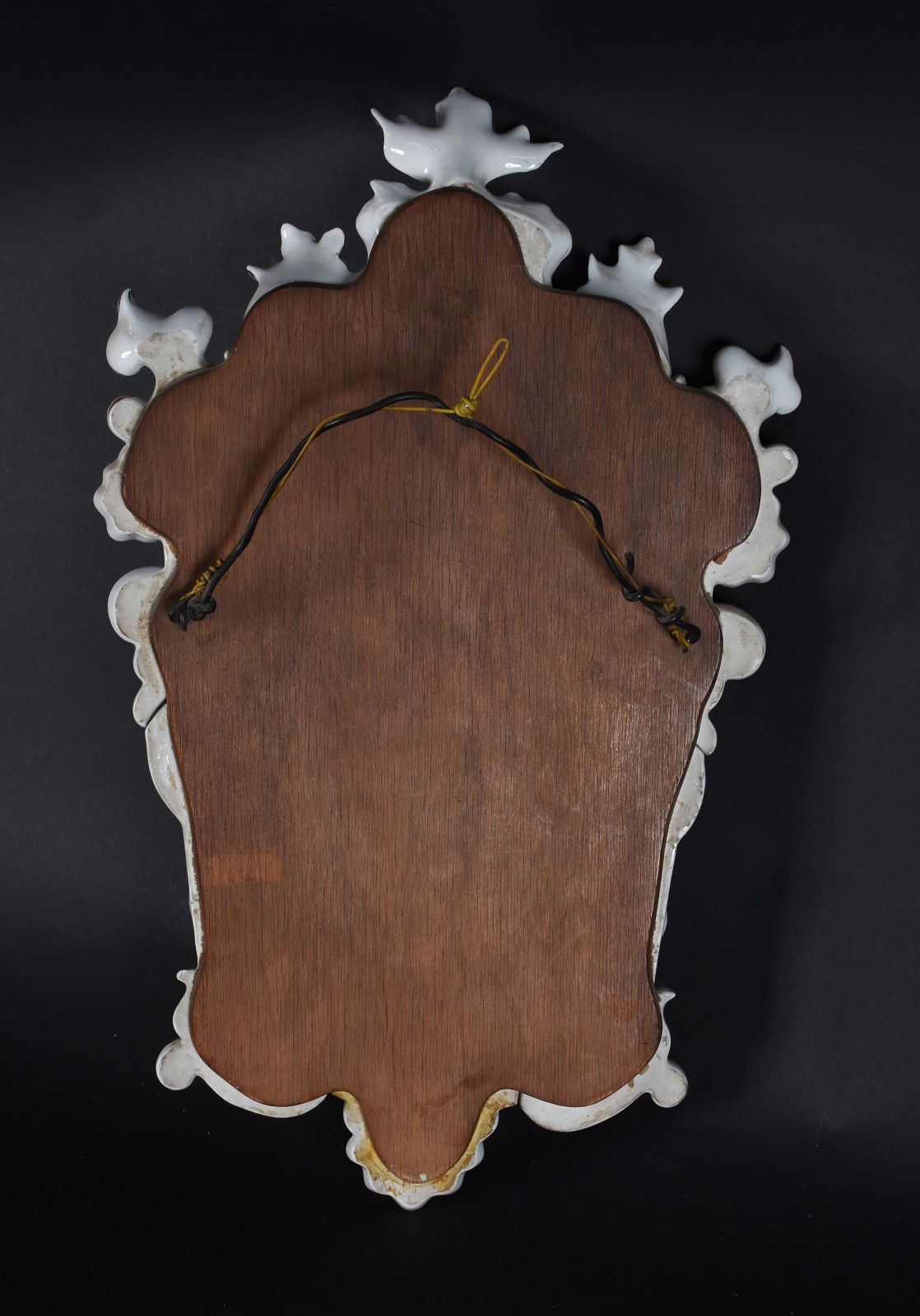 Espelho de mesa com moldura de porcelana e aplicações de flores em... - foto 2 de 2