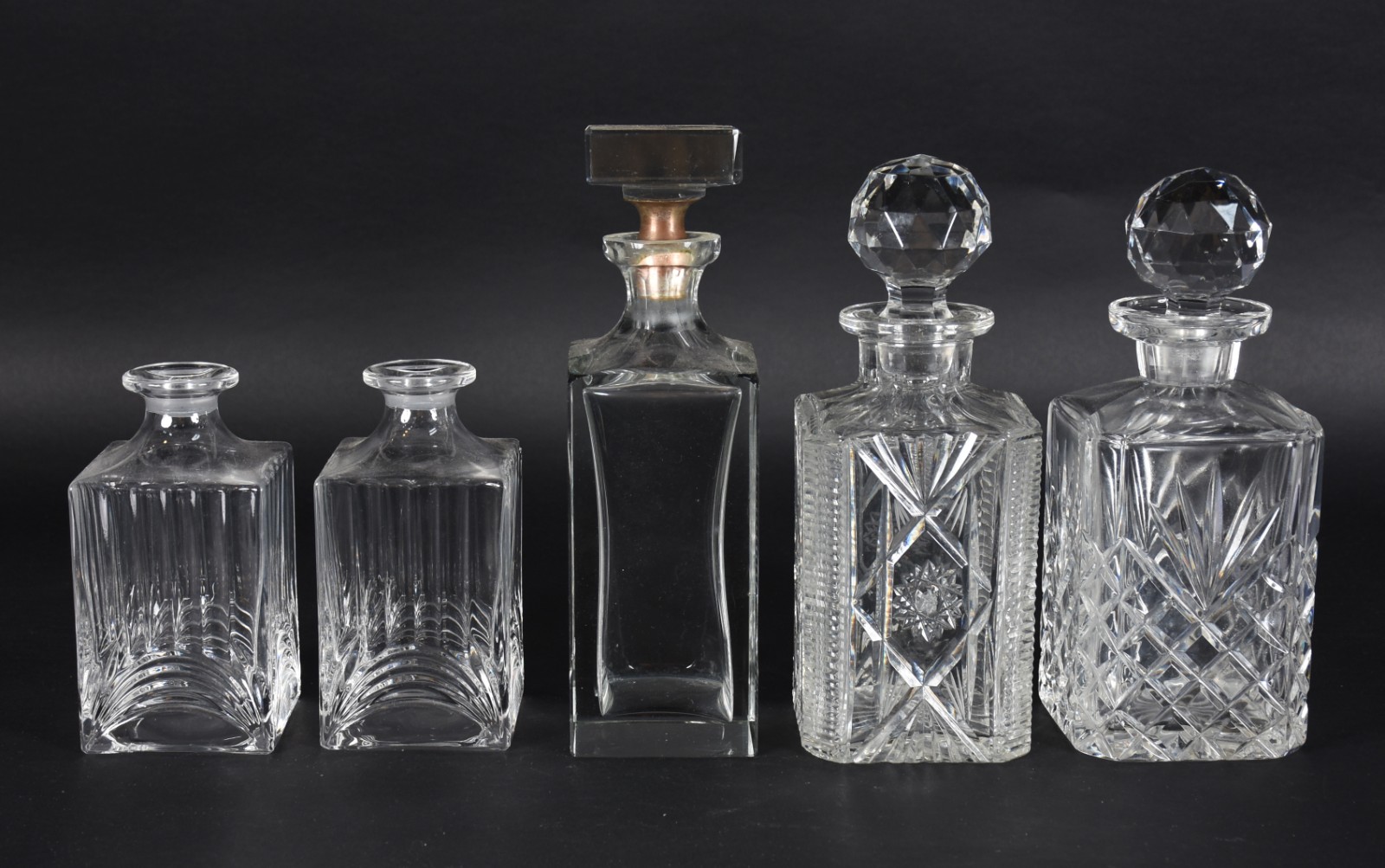 Cinco garrafas de cristal feitio quadrangular em diversos modelos (2... - foto 1 de 3