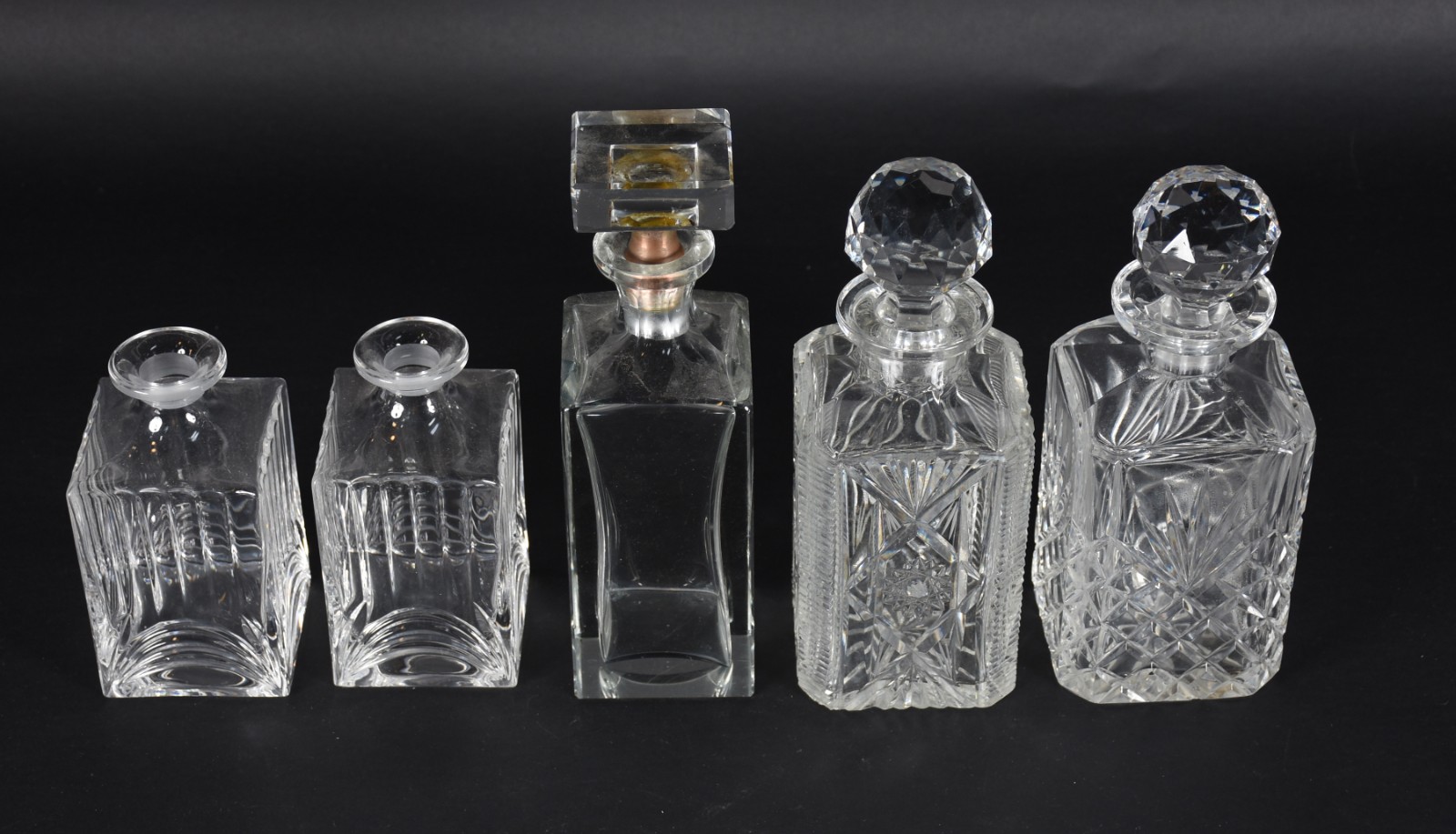 Cinco garrafas de cristal feitio quadrangular em diversos modelos (2... - foto 2 de 3