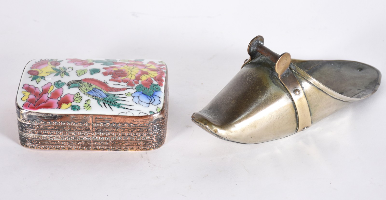 Duas peças diversas, sendo: caixa de metal com tampa de porcelana... - foto 1 de 5