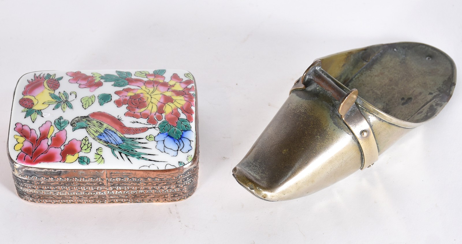 Duas peças diversas, sendo: caixa de metal com tampa de porcelana... - foto 2 de 5