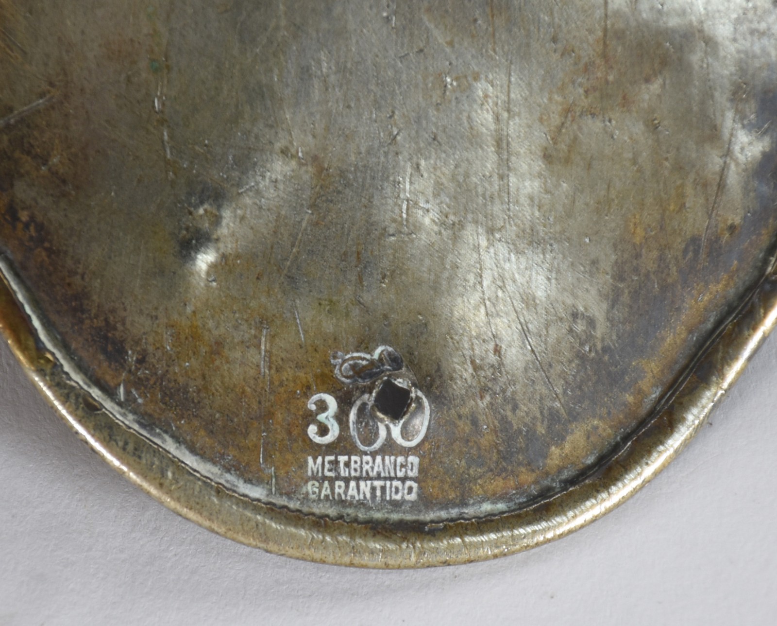 Duas peças diversas, sendo: caixa de metal com tampa de porcelana... - foto 3 de 5