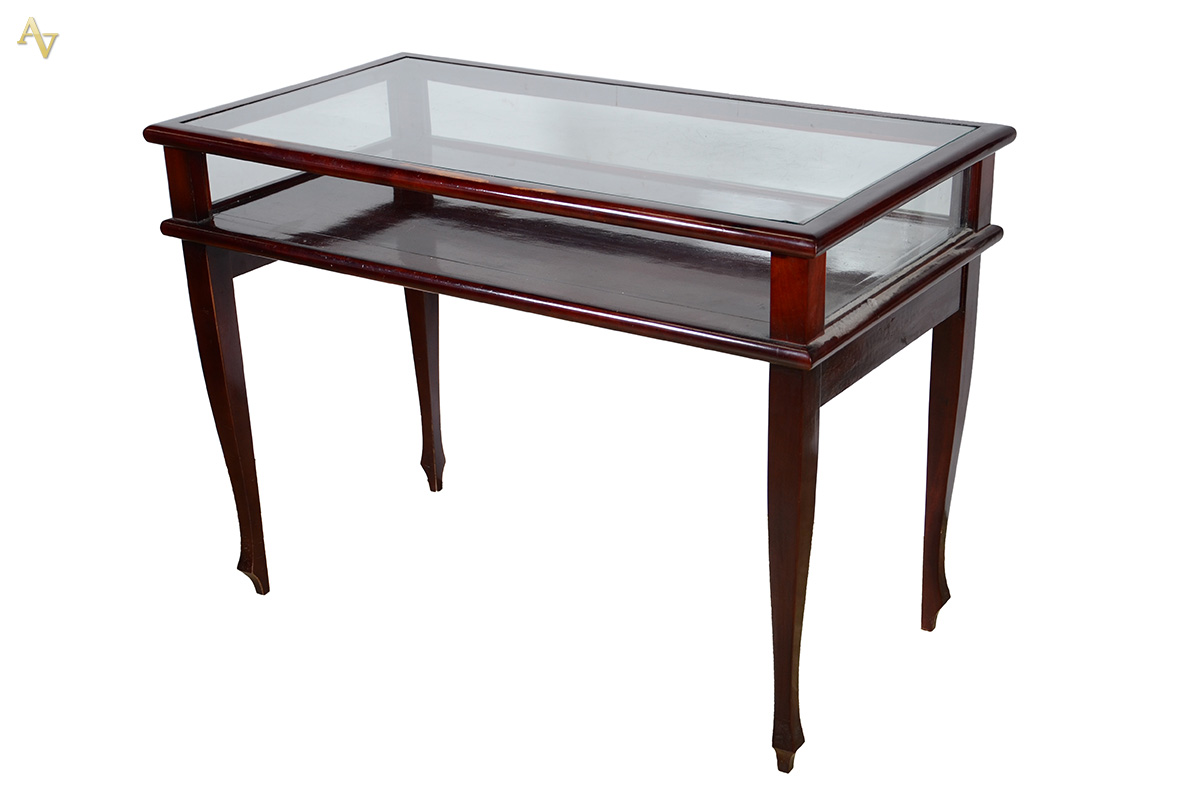 Mesa em mogno com tampo vitrine (com pequenos lascados). Medidas: 110...