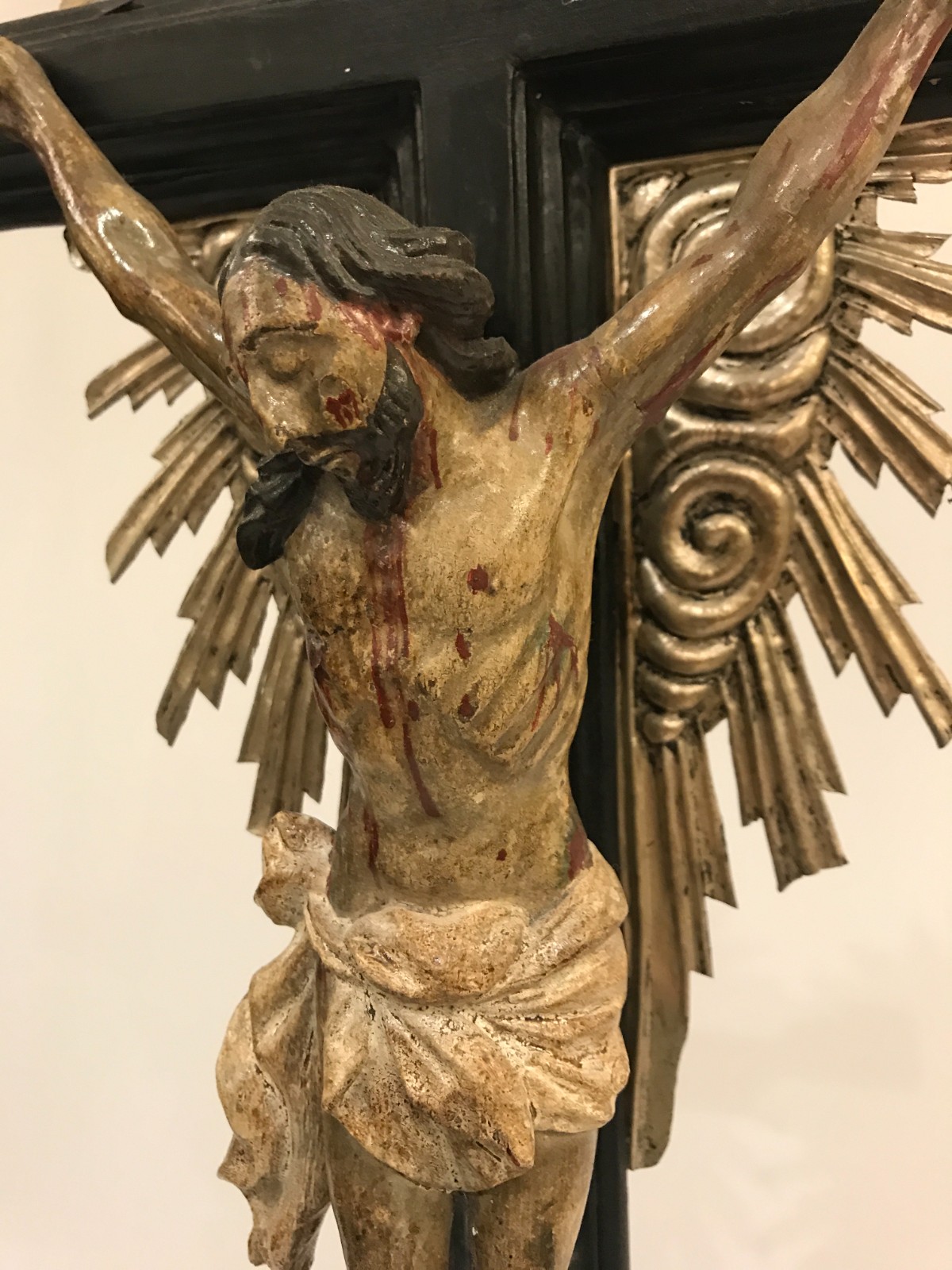 Antigo crucifixo de madeira com figura de Cristo entalhada e... - foto 2 de 6