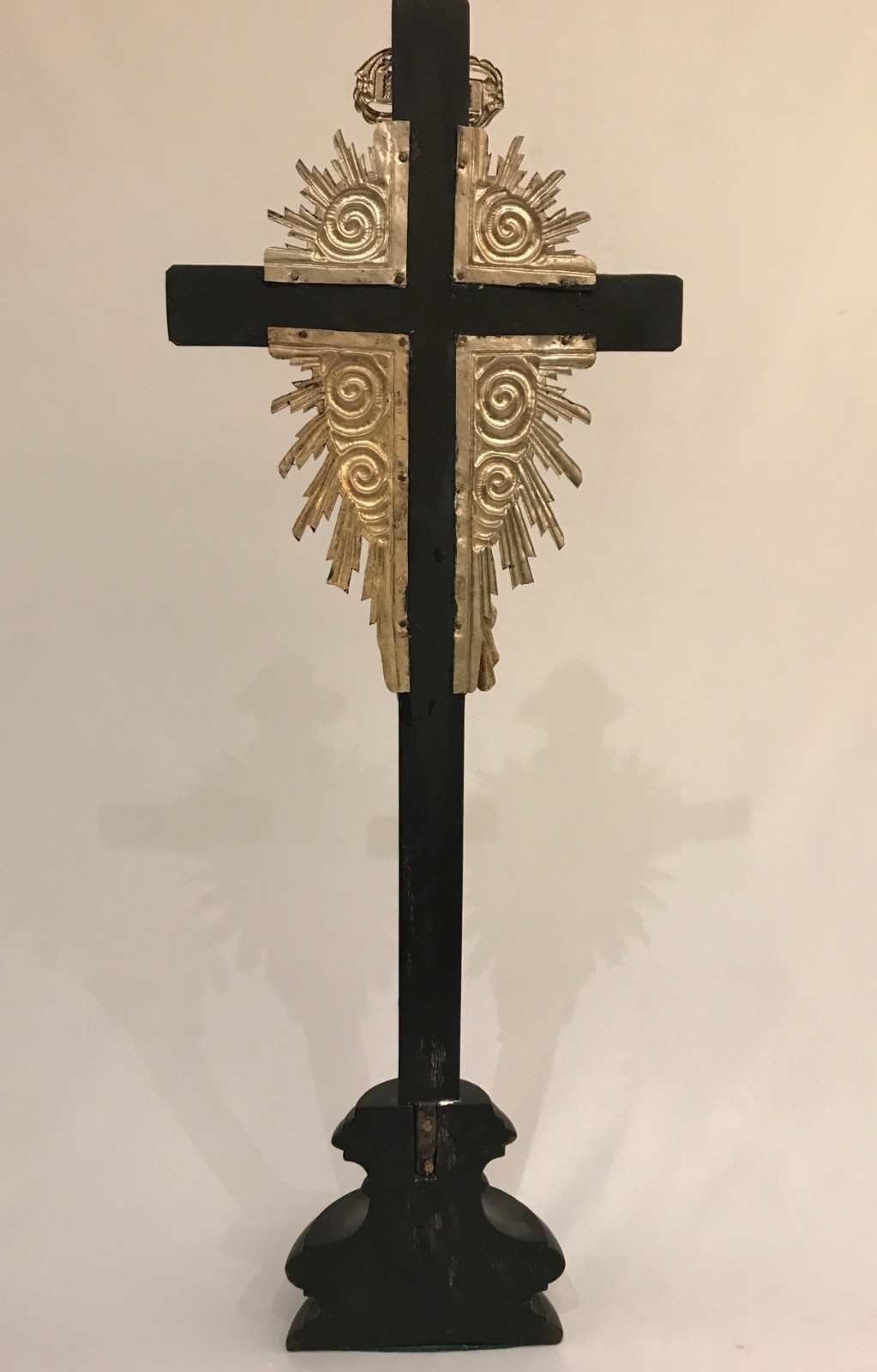 Antigo crucifixo de madeira com figura de Cristo entalhada e... - foto 3 de 6