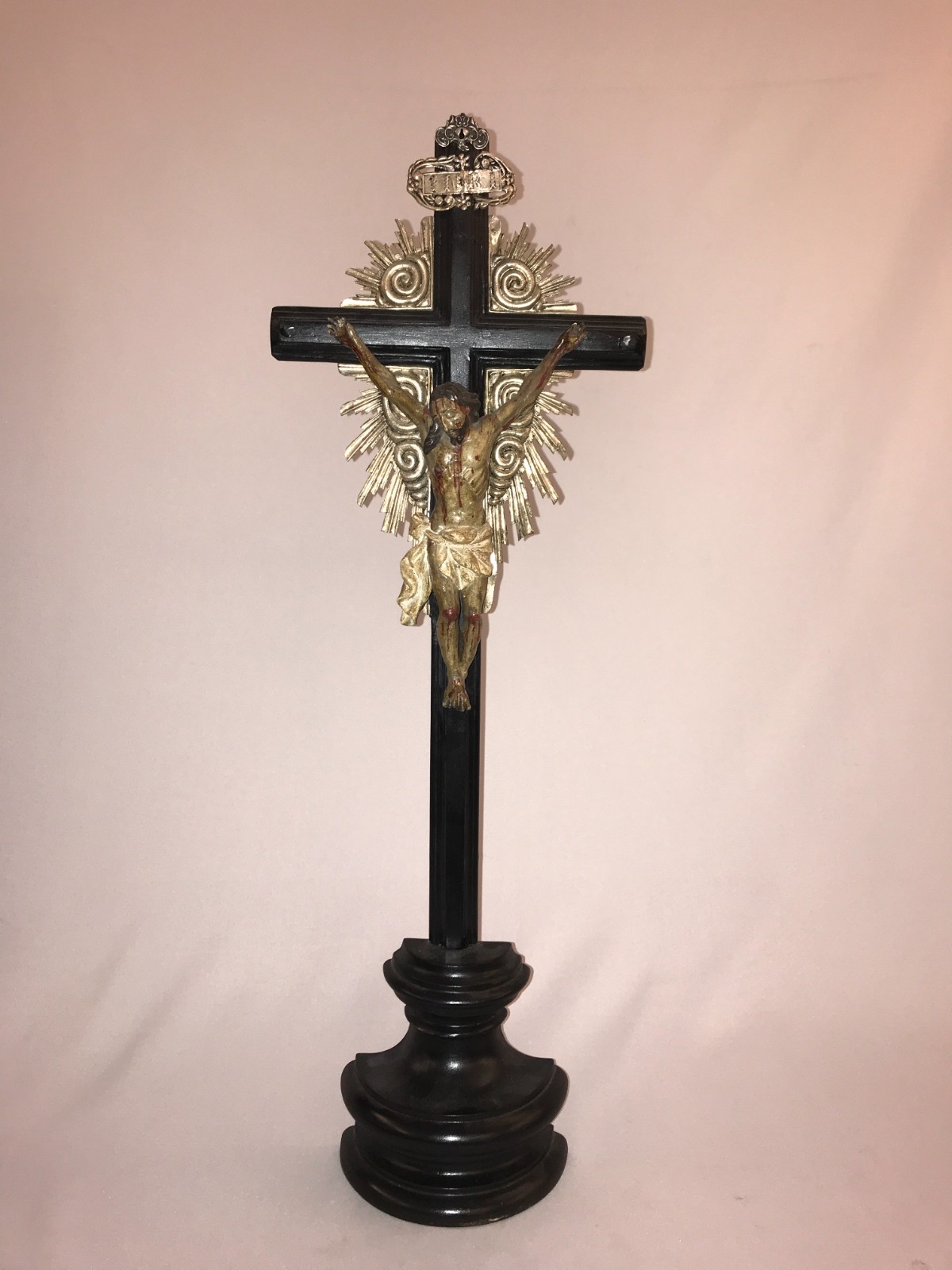 Antigo crucifixo de madeira com figura de Cristo entalhada e... - foto 1 de 6