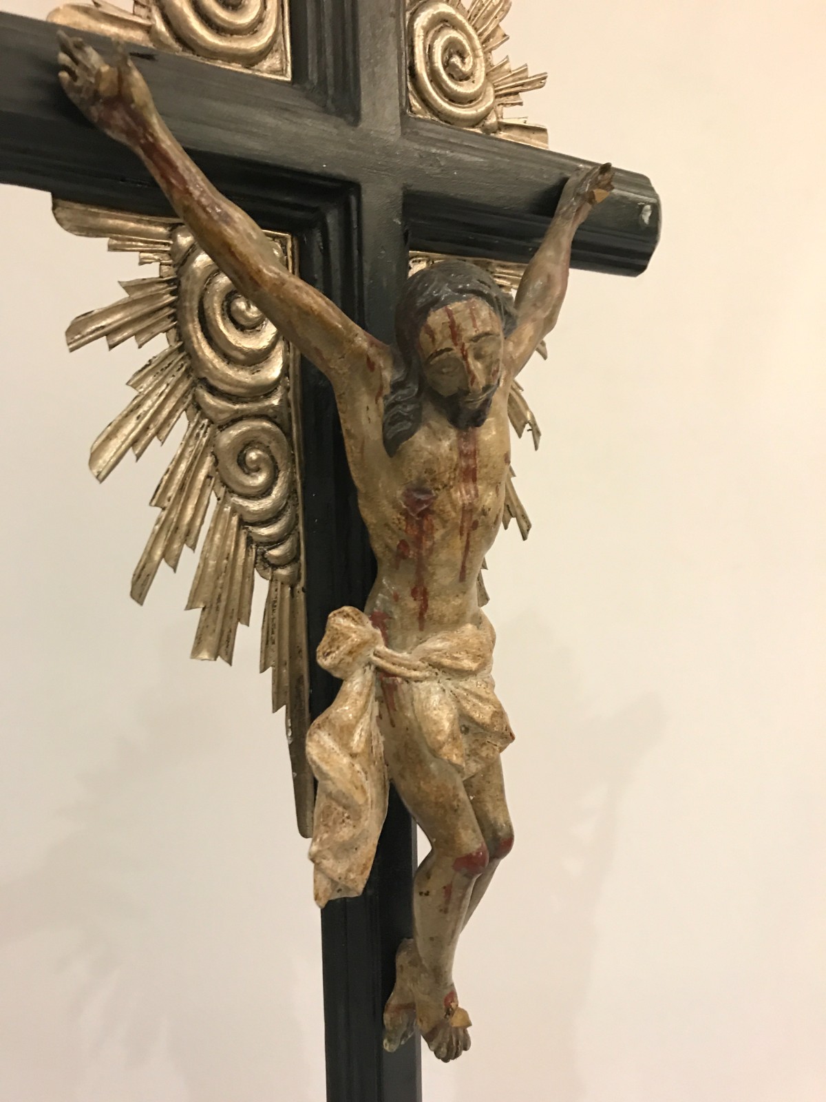 Antigo crucifixo de madeira com figura de Cristo entalhada e... - foto 4 de 6