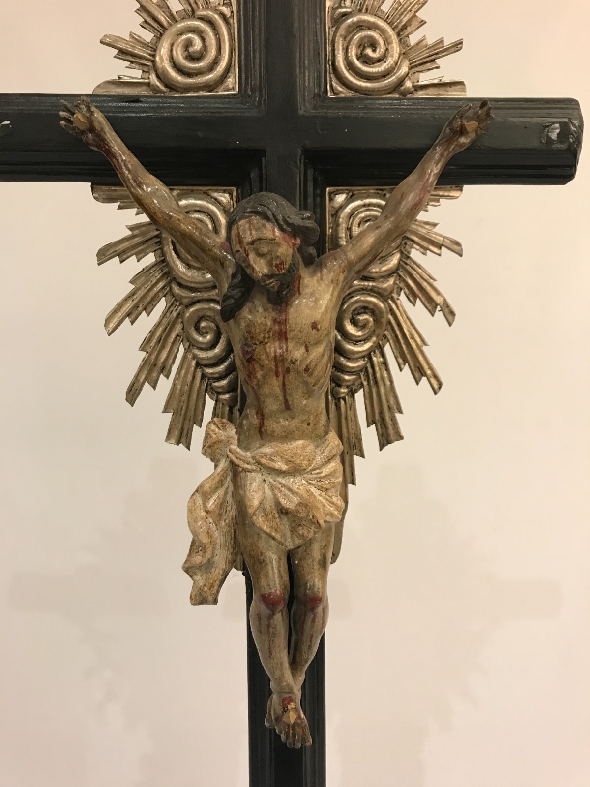 Antigo crucifixo de madeira com figura de Cristo entalhada e... - foto 5 de 6