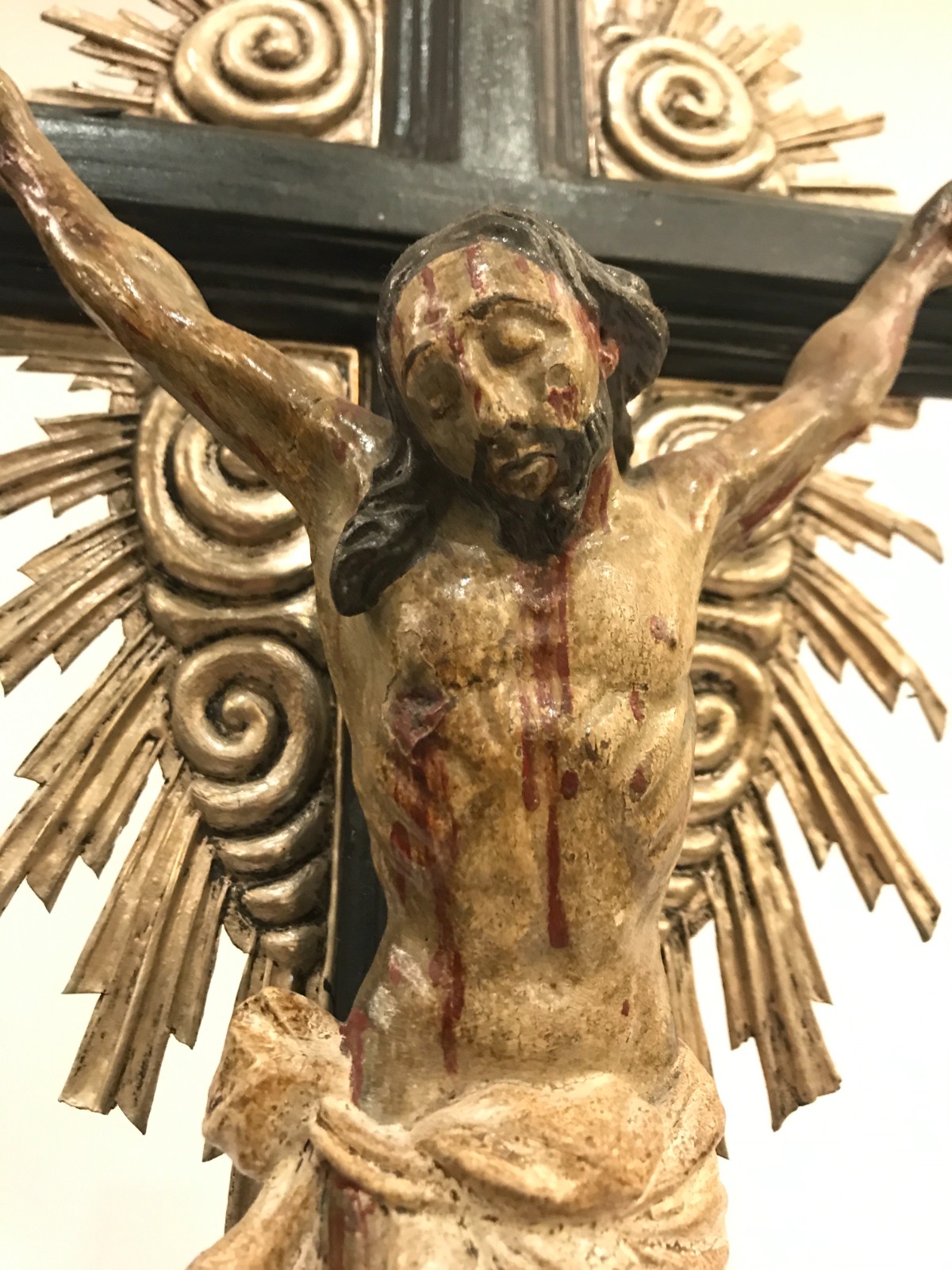 Antigo crucifixo de madeira com figura de Cristo entalhada e... - foto 6 de 6