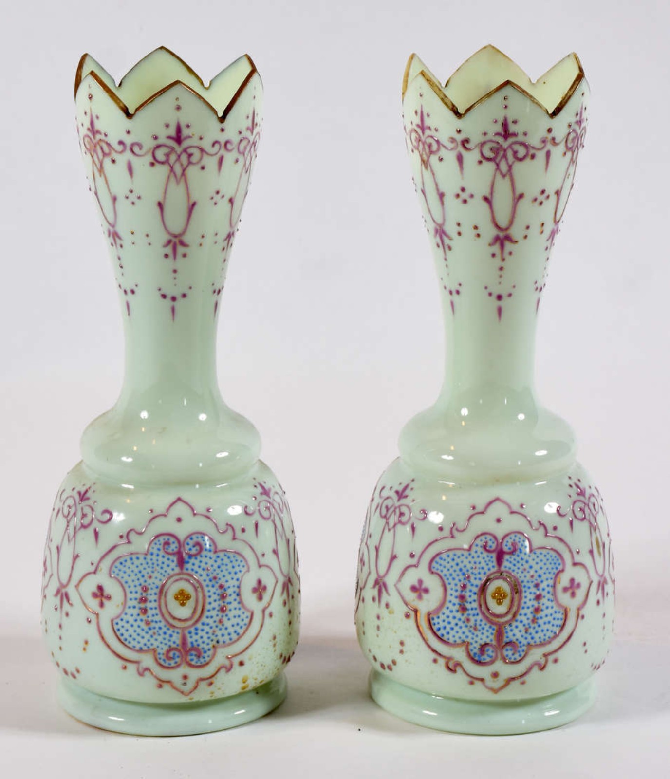 Par de belíssimos vasos de opalina francesa na cor verde com... - foto 1 de 5