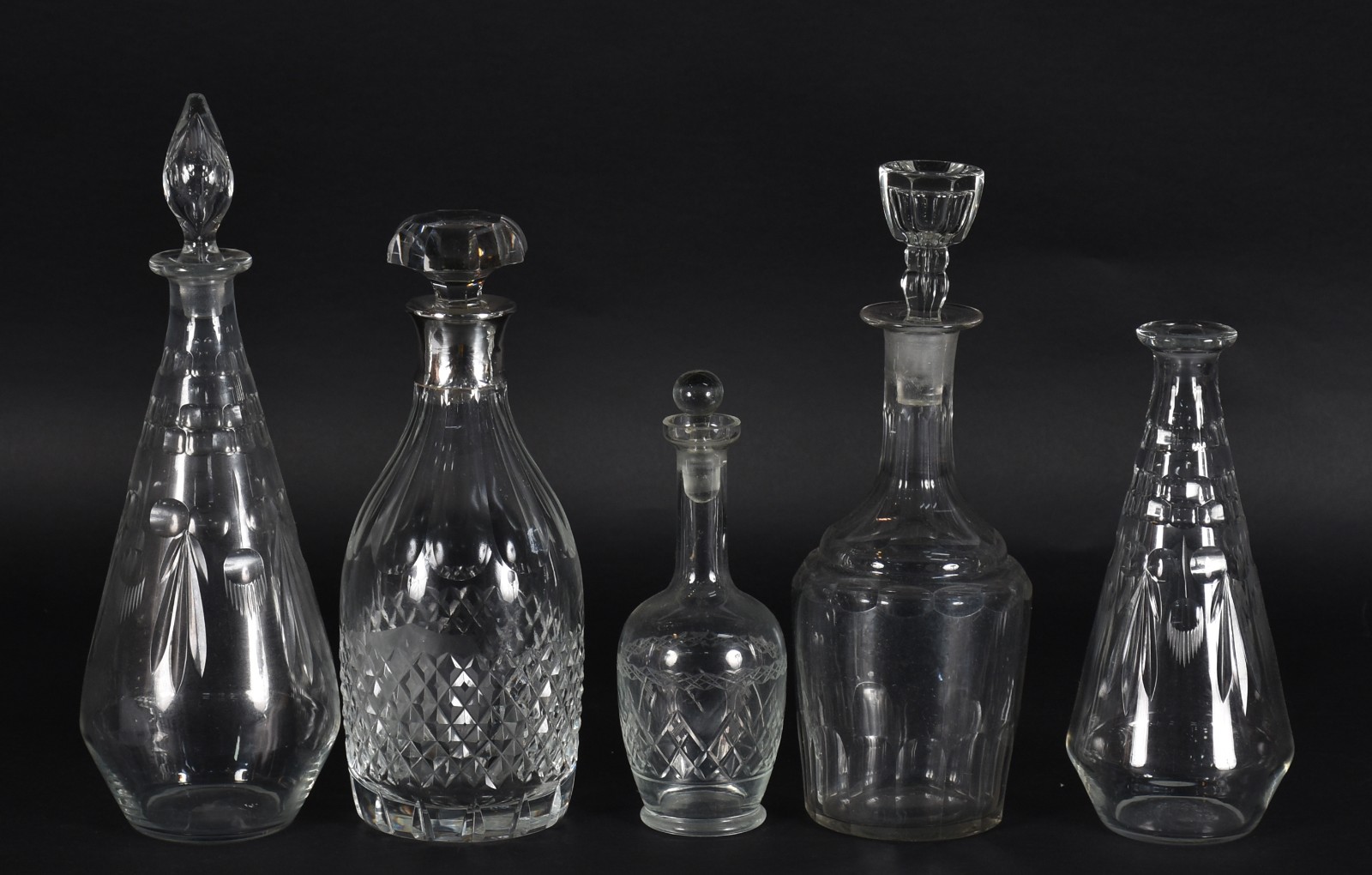 Cinco garrafas diversas de vidro e cristal em diferentes formatos... - foto 1 de 4
